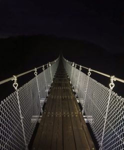 Über die Geierlay Hägeseilbrücke bei Nacht