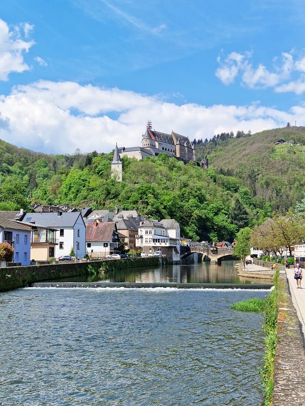 Blick auf die Sauer und das Schloss Vianden