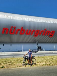 Vor dem Ringwerk auf dem Nürburgring