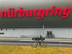 Vor dem Ringwerk am Nürburgring