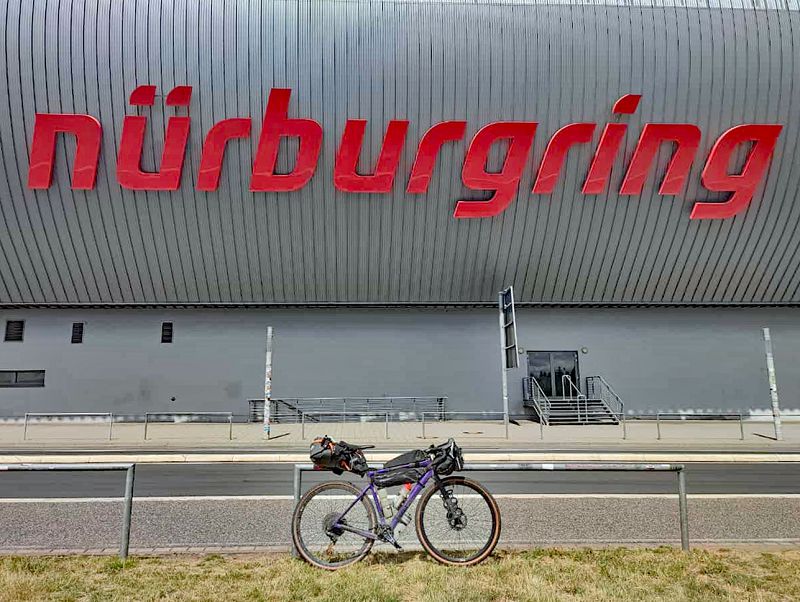 Vor dem Ringwerk am Nürburgring